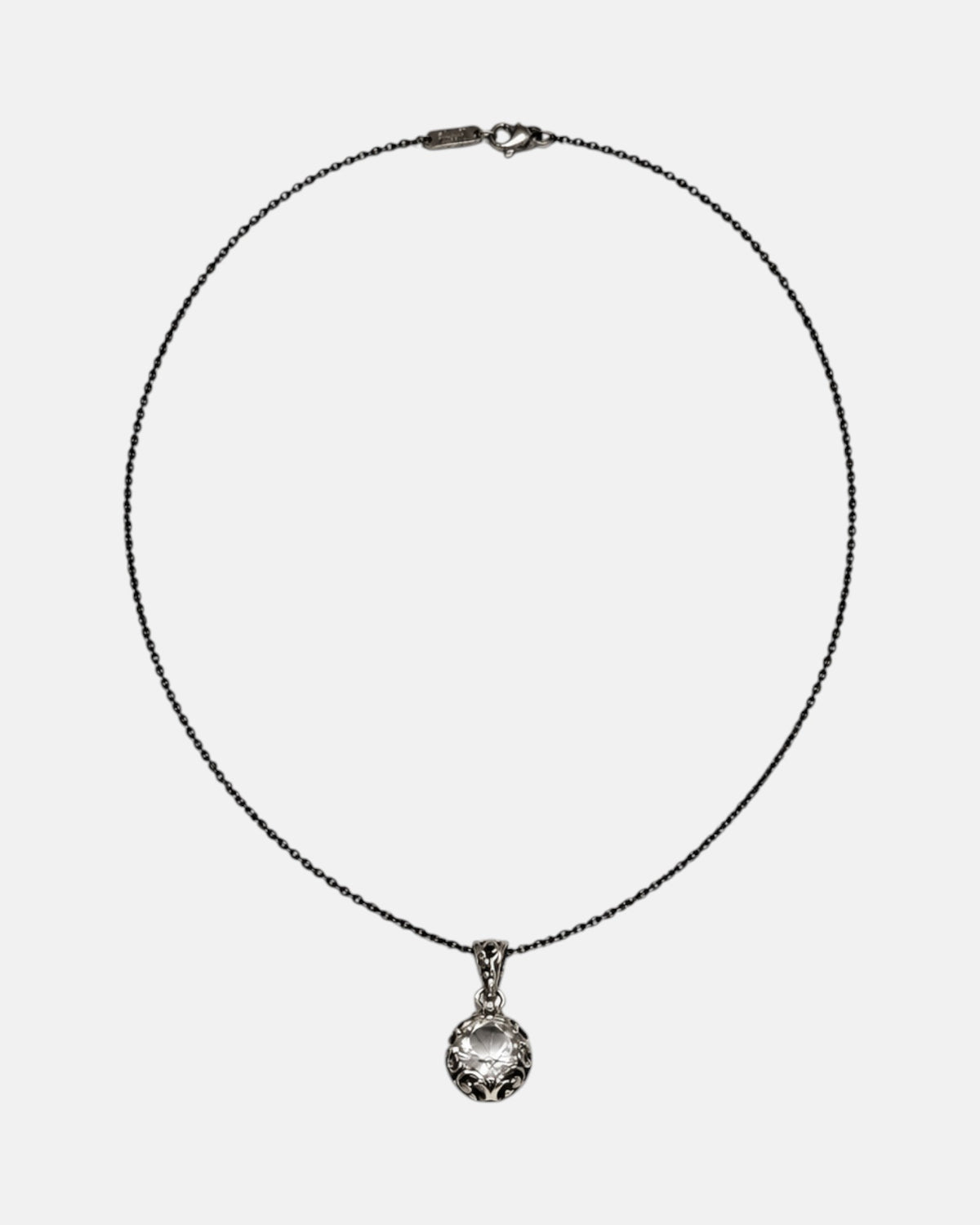 Collar Lucca de Maria e Luisa con su cadena fina de eslabones oscurecidos y colgante redondo.