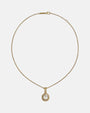 Collar Verona de Maria e Luisa con su cadena fina dorada, cierre de mosquetón y colgante redondo de cuarzo.