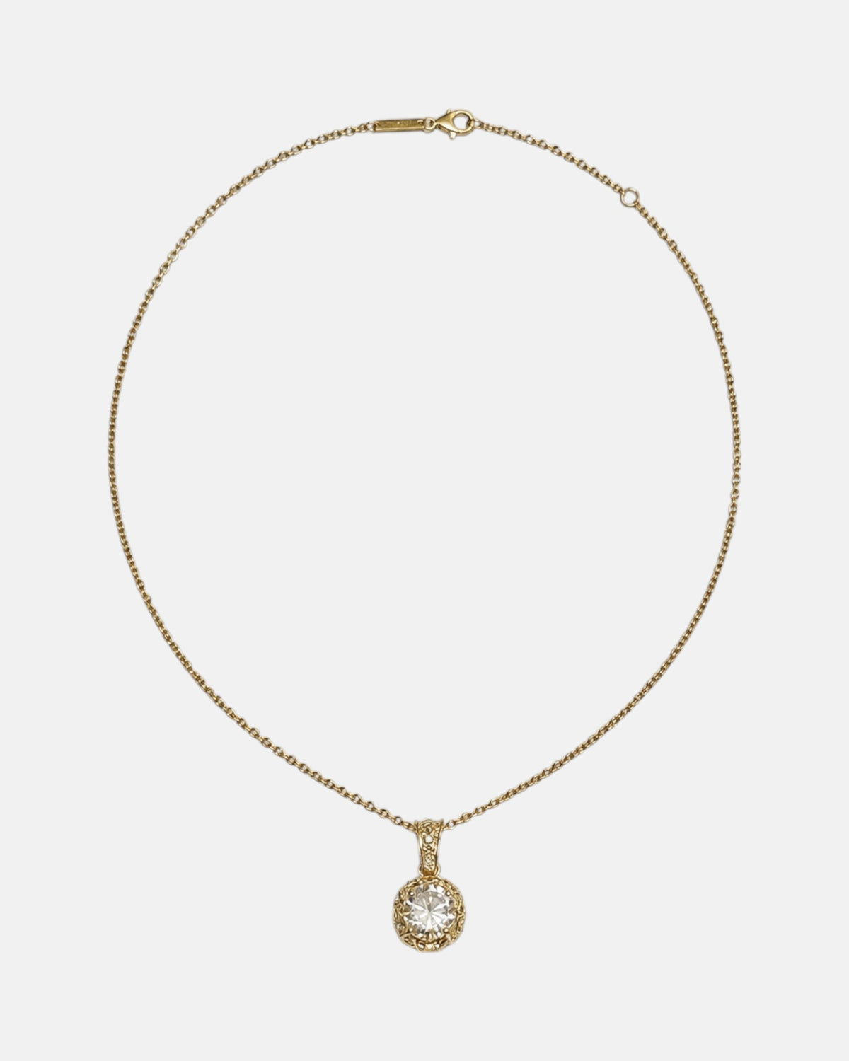 Collar Verona de Maria e Luisa con su cadena fina dorada, cierre de mosquetón y colgante redondo de cuarzo.