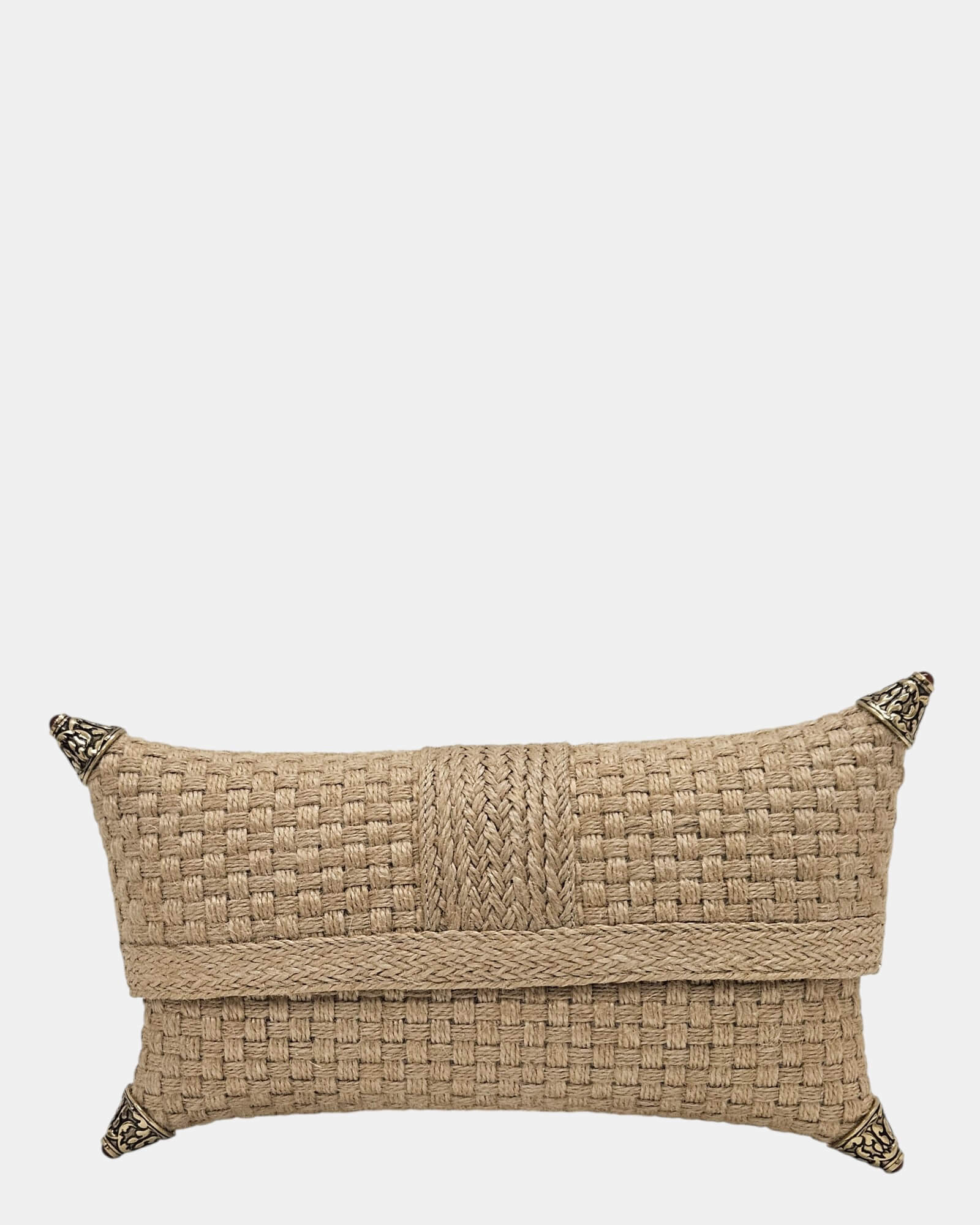 Cartera de mano tipo sobre confeccionada en rafia natural con textura de rejilla, detalle central trenzado en espiga y herrajes decorativos dorados en las esquinas.