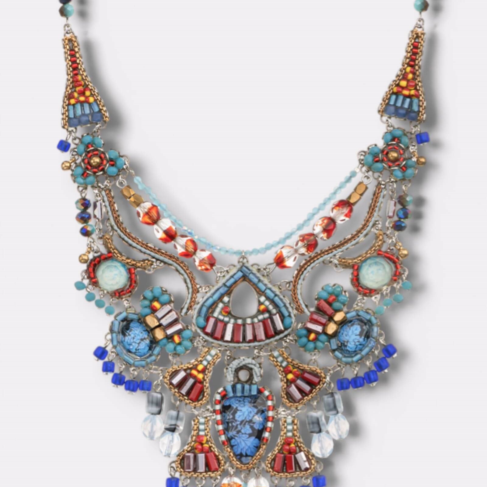 Vista frontal completa del Collar Estival sobre fondo blanco resaltando su diseño simétrico.