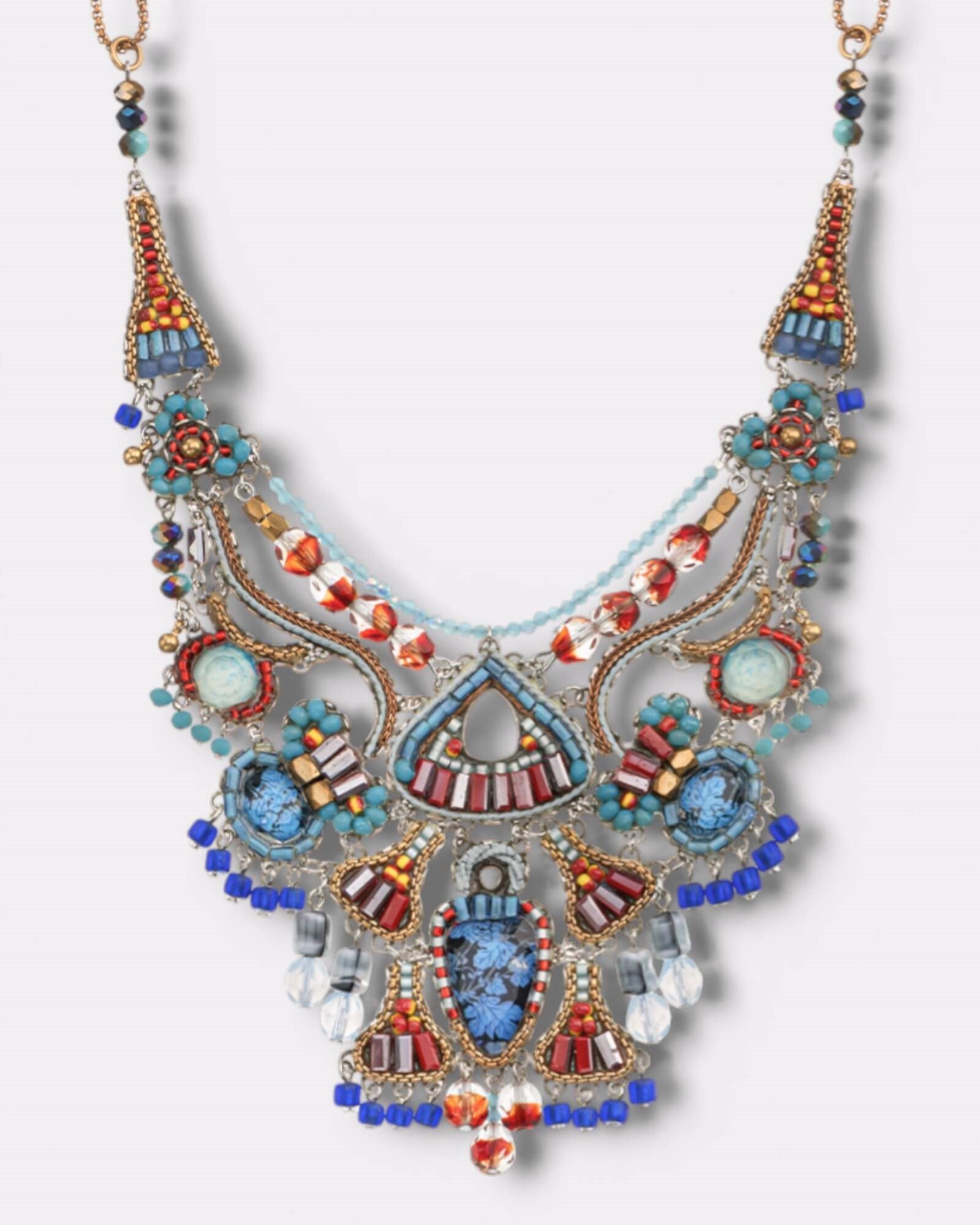 Vista frontal completa del Collar Estival sobre fondo blanco resaltando su diseño simétrico.