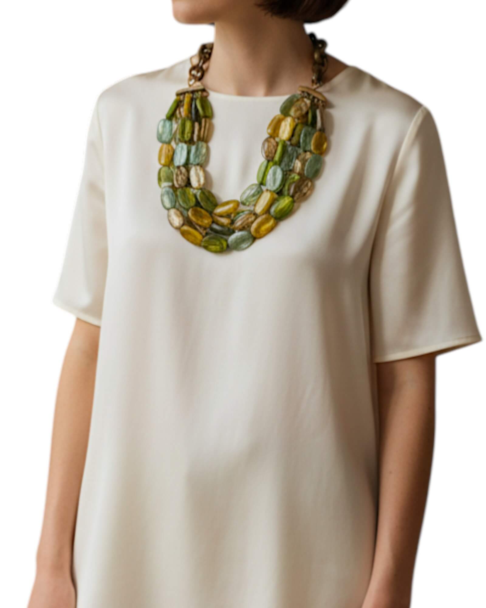 Look con el collar Laura de Dominique Denaive sobre blusa de seda, mostrando su caída y volumen elegante.