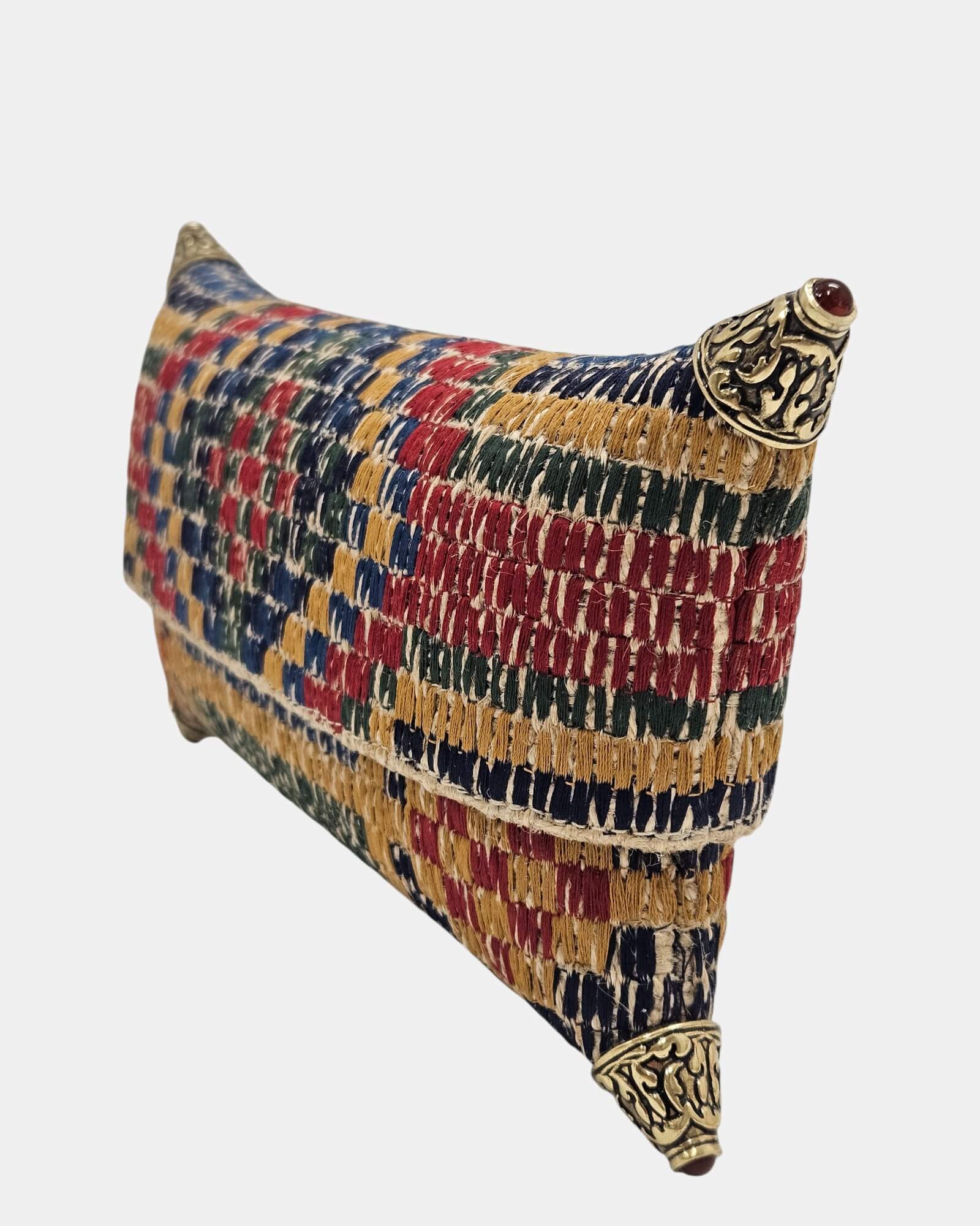 Detalle lateral del clutch Dorian Multicolor resaltando la densidad del bordado artesanal y el remate de esquina en oro viejo con piedra roja.