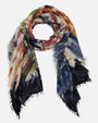 Foulard de cashmere Faliero Sarti extendido mostrando las franjas difuminadas de color y los bordes con micro-flecos.