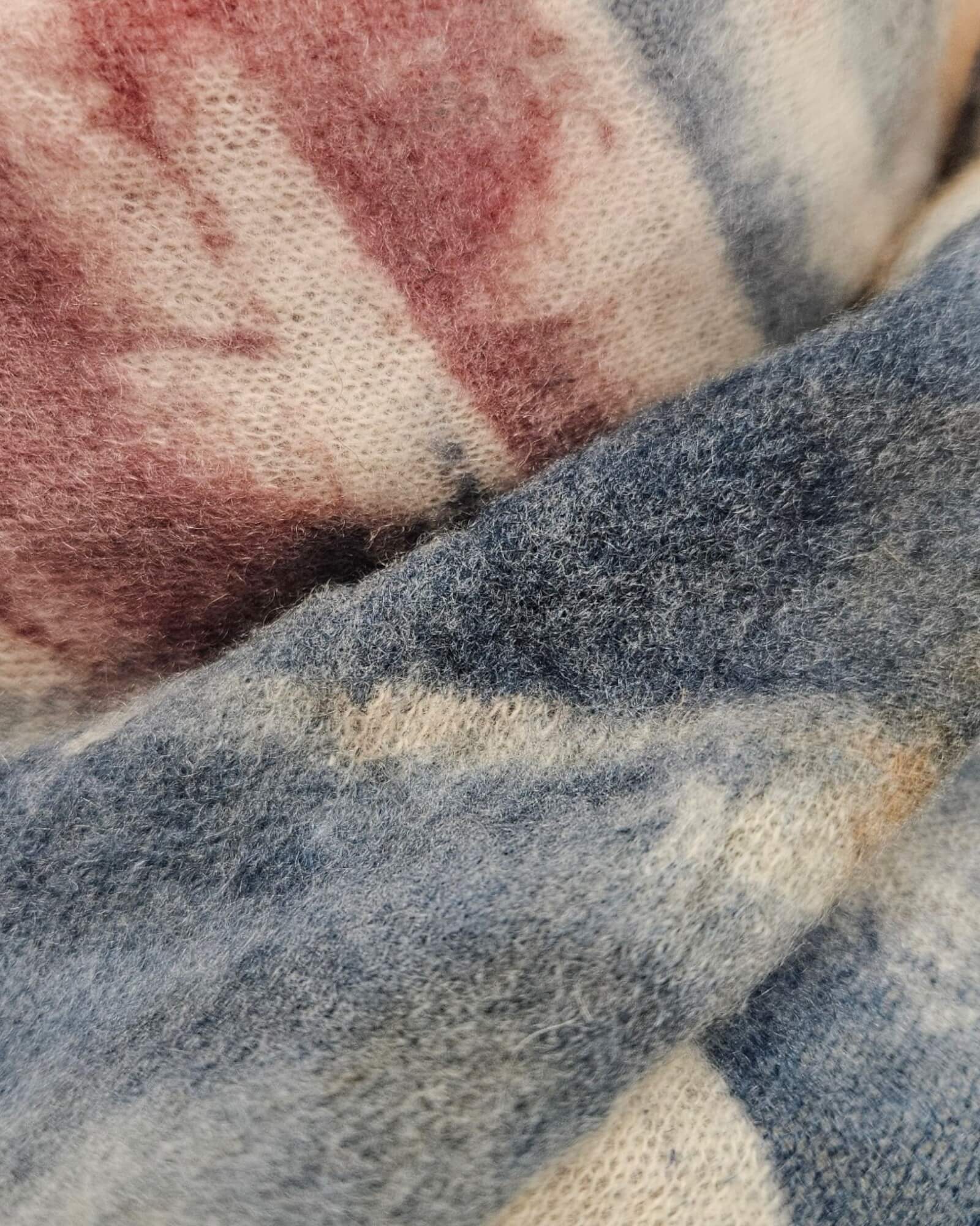 Detalle en primer plano del tejido esponjoso de cashmere del pañuelo Faliero Sarti en tono azul e índigo.