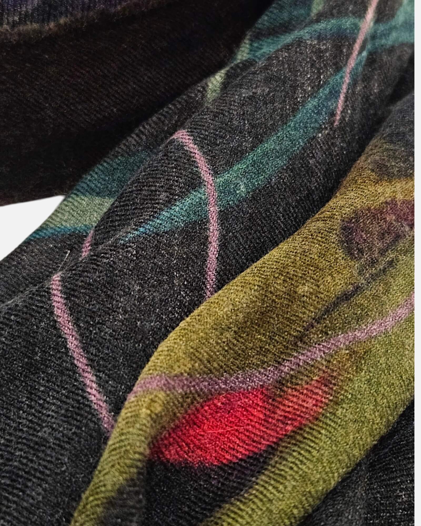 Primer plano en detalle de la trama afelpada de lana y cashmere del foulard Faliero Sarti Memento mostrando los trazos rosas y verdes.