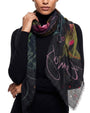 Modelo luciendo el foulard de lana y cashmere Faliero Sarti Memento envuelto al cuello sobre un jersey negro de cuello alto.