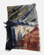 Foulard de cashmere Faliero Sarti extendido mostrando las franjas difuminadas de color y los bordes con micro-flecos.