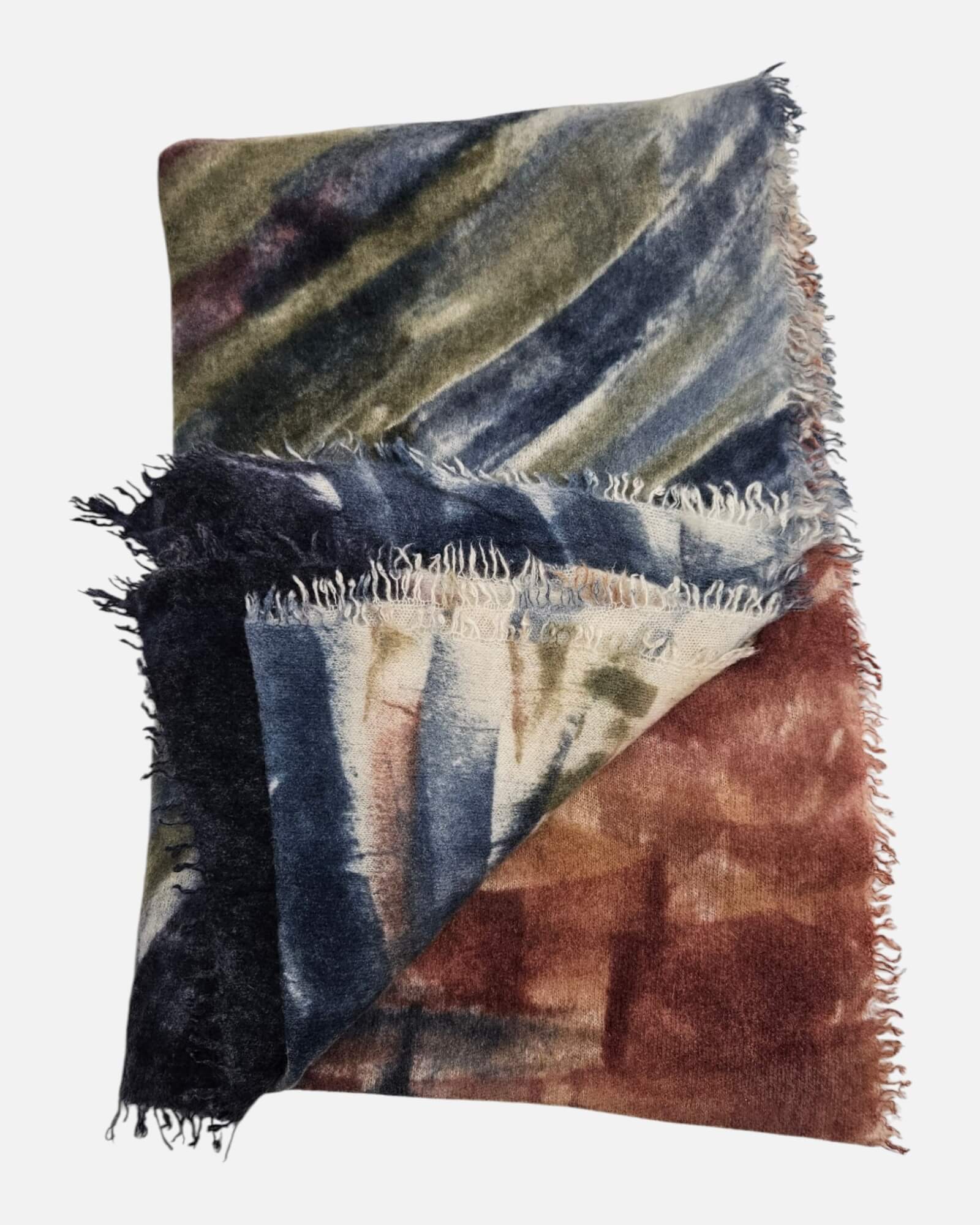 Foulard de cashmere Faliero Sarti extendido mostrando las franjas difuminadas de color y los bordes con micro-flecos.