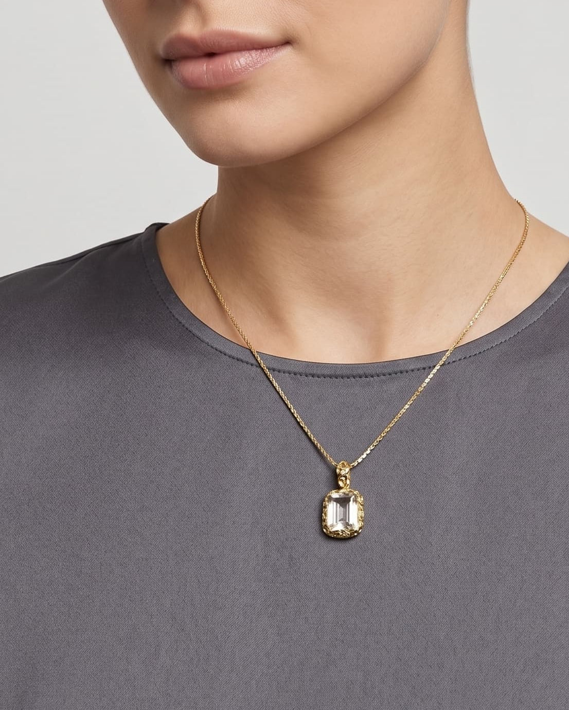 modelo luciendo el Collar Toscana de Maria e Luisa sobre el pecho, apreciando la caída de la cadena y la escala del colgante.