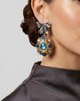 modelo luciendo el pendiente Colette Bleu en la oreja, apreciando su escala escultórica y contraste de colores sobre la piel.