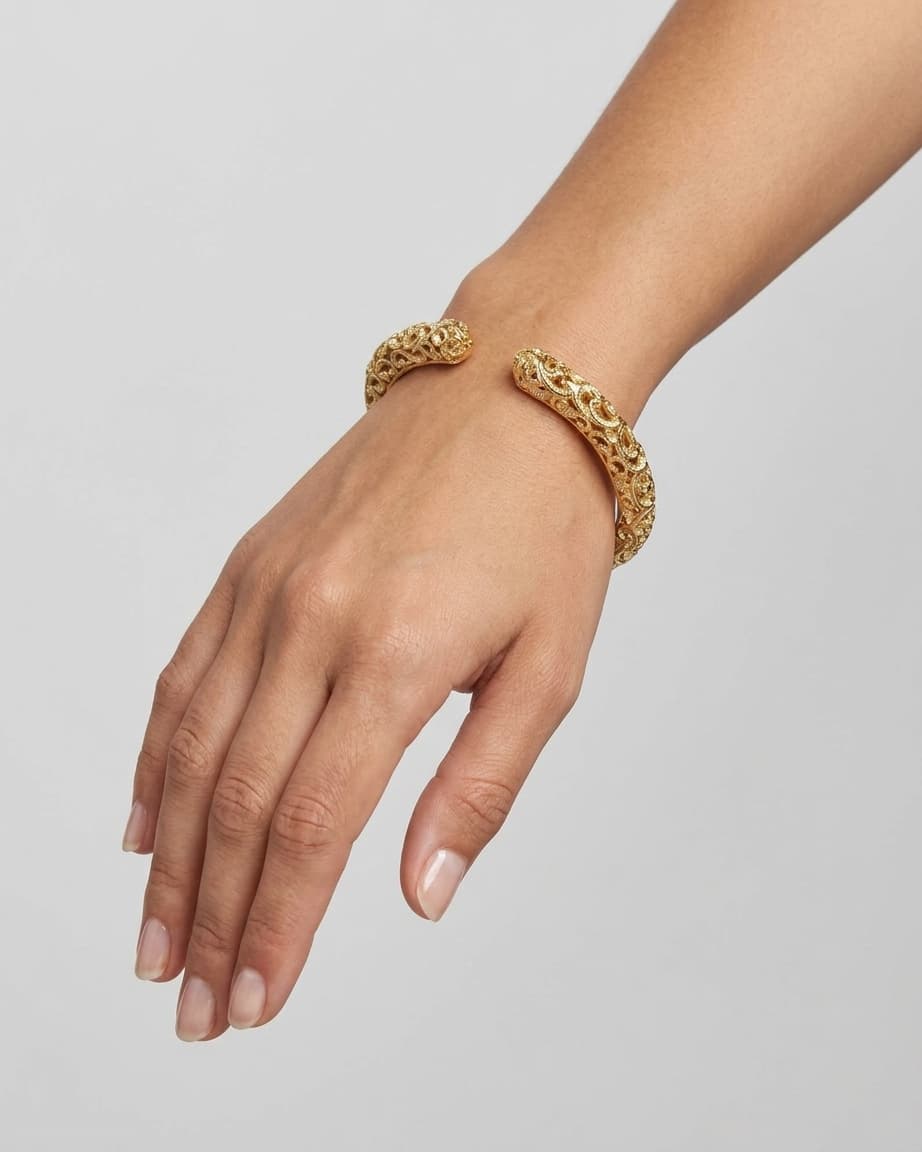 modelo luciendo el Brazalete Aurelia de Maria e Luisa en la muñeca.