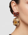 modelo luciendo el pendiente Colette Ambre en la oreja, apreciando su tono cálido y escala escultórica sobre la piel.