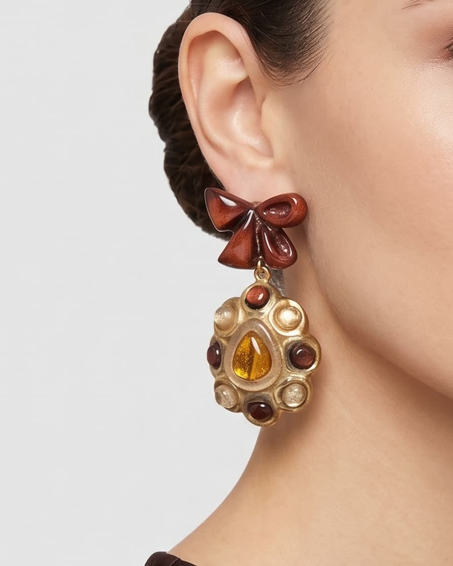 modelo luciendo el pendiente Colette Ambre en la oreja, apreciando su tono cálido y escala escultórica sobre la piel.