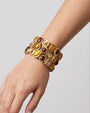 modelo luciendo la pulsera Miel Garance en la muñeca, apreciando su caña ancha y calidez dorada sobre la piel.