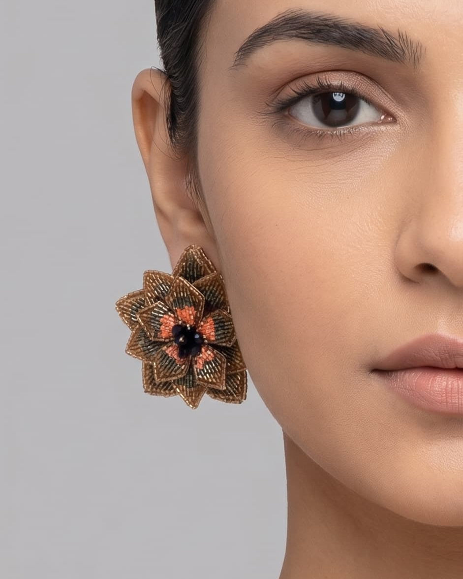 modelo luciendo los pendientes Fleur de Lotus Bronze en las orejas, apreciando su forma floral tridimensional y ajuste al lóbulo.