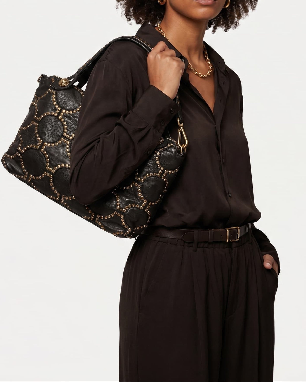 modelo luciendo el bolso Luciana colgado al hombro, apreciando su silueta rectangular y su estilo bohemio chic.