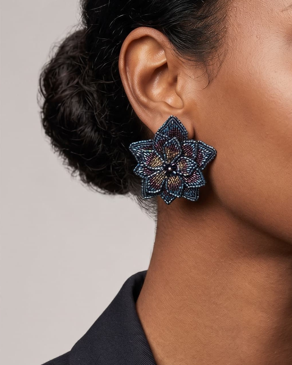 modelo luciendo los pendientes Fleur de Lotus Multicolore en las orejas, apreciando su forma floral tridimensional y ajuste elegante al lóbulo.