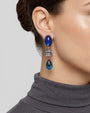 modelo luciendo el pendiente Inès Indigo en la oreja, apreciando su silueta estilizada y brillo sobre la piel.