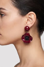 vista de perfil del pendiente de amapola borgoña de Ciléa Paris colocado en una modelo, detallando su volumen floral, su brillo esmaltado y su escala elegante.