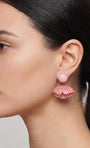 vista de perfil del pendiente rosa de Ciléa Paris colocado en una modelo, detallando su volumen tridimensional y su escala elegante.