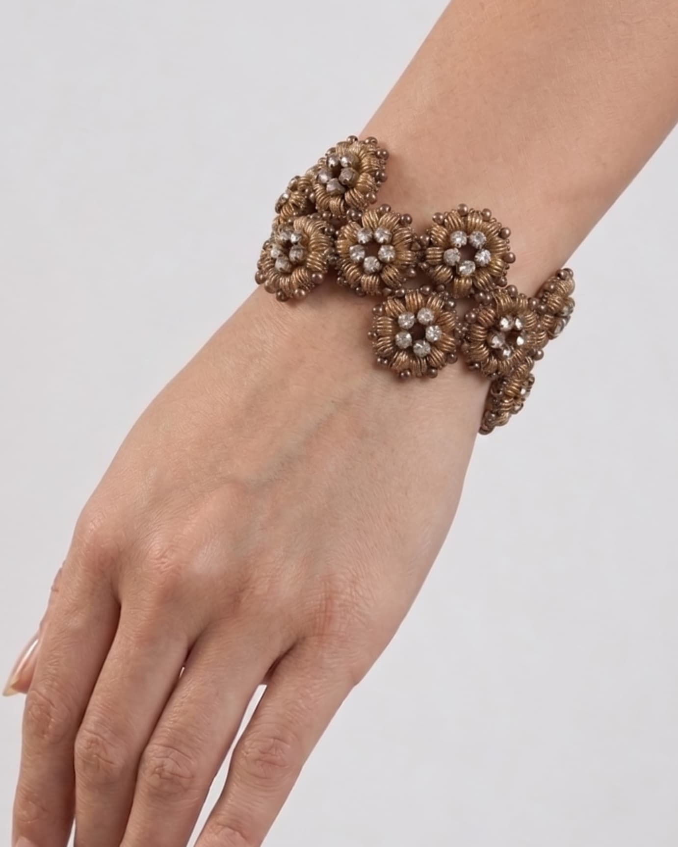 Vista de perfil de la pulsera "Mosaico Bizantino" en la muñeca, mostrando su gran anchura y diseño escultórico.