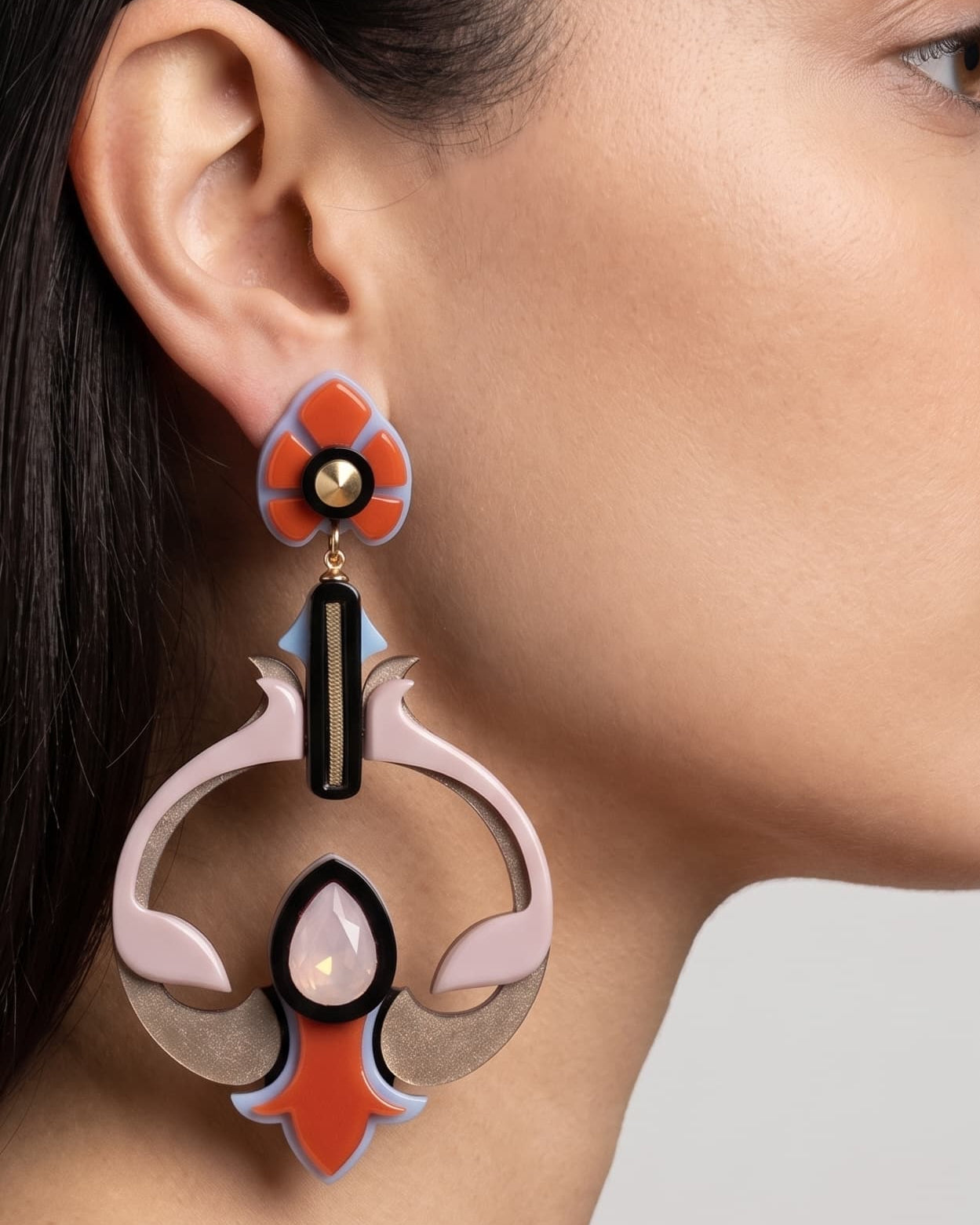 Primer plano lateral de mujer luciendo los pendientes "Vitraux", resaltando su gran formato y estilo Art Nouveau contemporáneo.