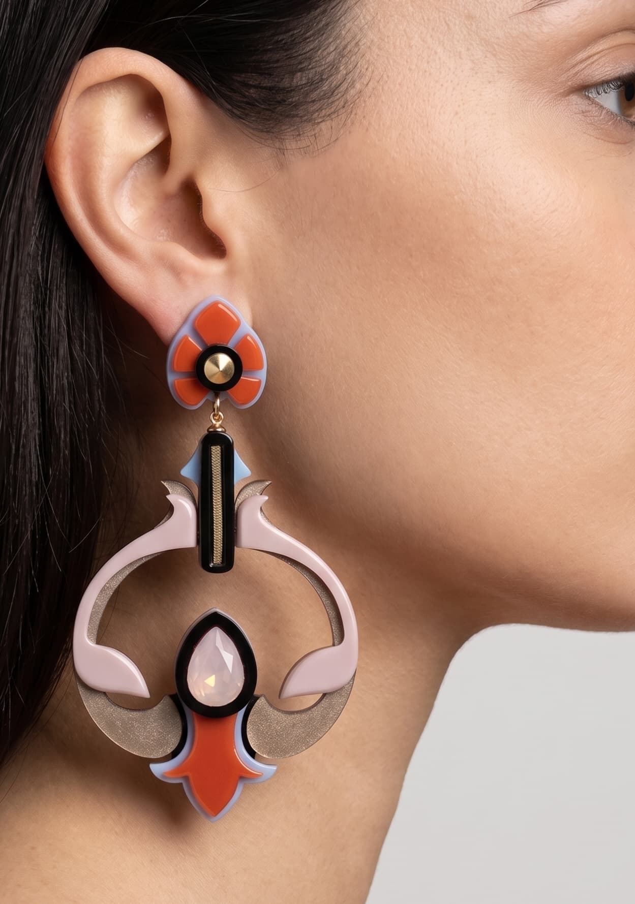 Primer plano lateral de mujer luciendo los pendientes "Vitraux", resaltando su gran formato y estilo Art Nouveau contemporáneo.
