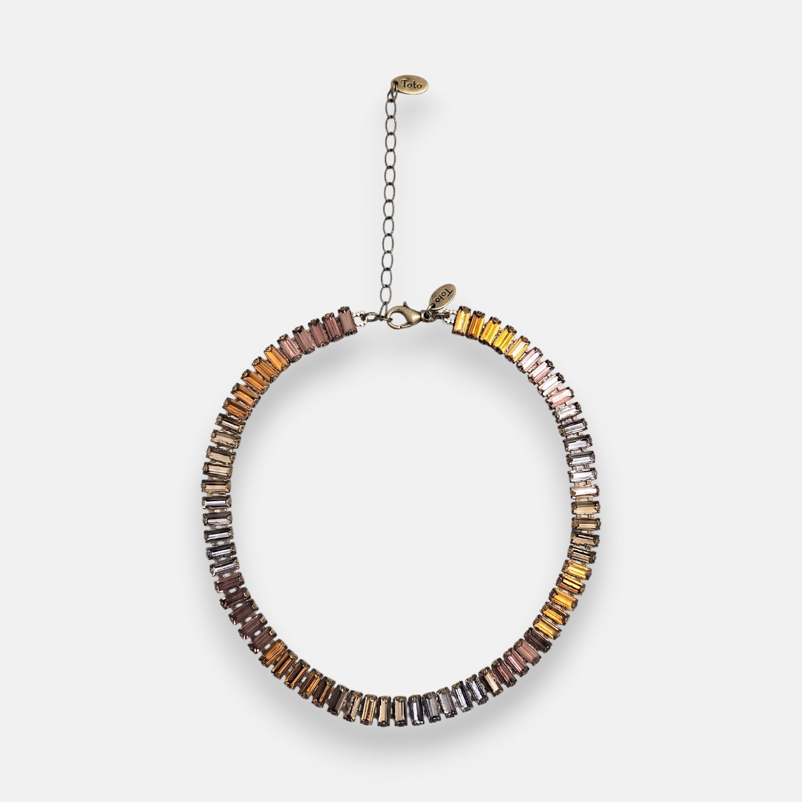 Gargantilla choker Tataborello extendida en círculo mostrando la hilera continua de cristales rectangulares y su cadena alargadora.
