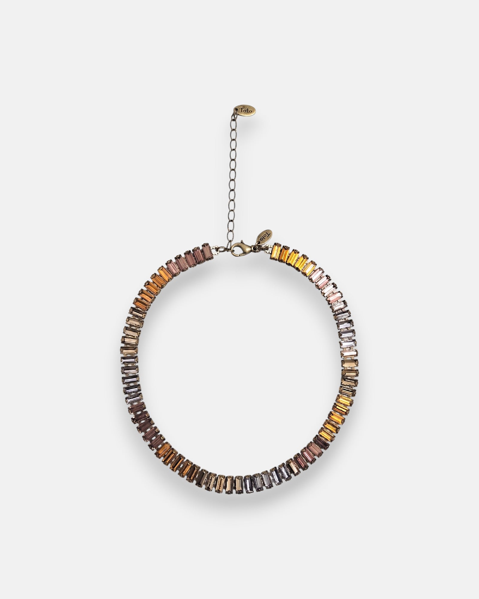 Gargantilla choker Tataborello extendida en círculo mostrando la hilera continua de cristales rectangulares y su cadena alargadora.