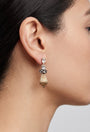 Mujer luciendo los pendientes "Gota de Palacio", destacando su diseño vertical y brillo clásico.