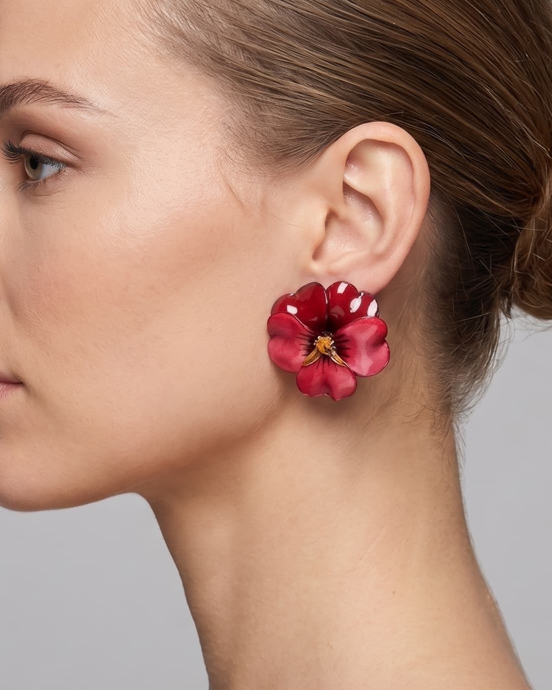 vista de perfil del pendiente Pensée de Ciléa Paris colocado en el lóbulo de una modelo, luciendo su escala de 3.5x4 cm, su brillo esmaltado y su elegante ajuste de clip.