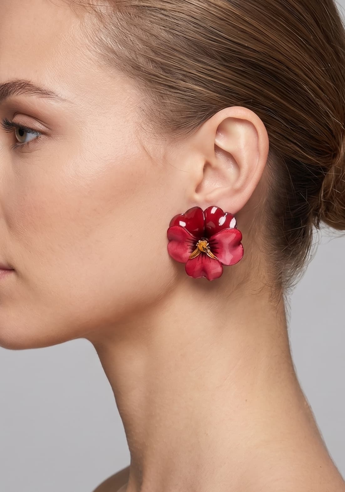 vista de perfil del pendiente Pensée de Ciléa Paris colocado en el lóbulo de una modelo, luciendo su escala de 3.5x4 cm, su brillo esmaltado y su elegante ajuste de clip.
