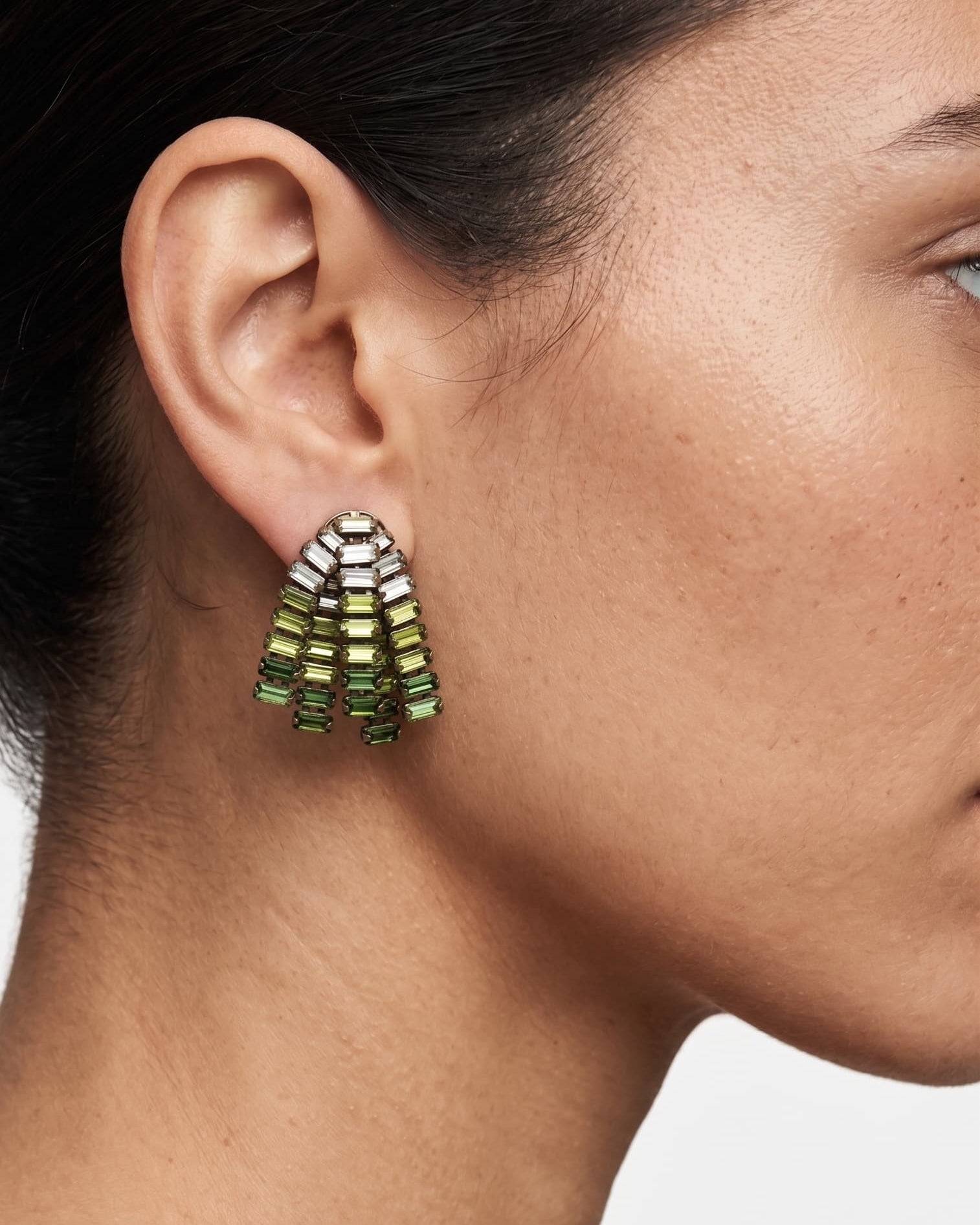 Mujer luciendo los pendientes "Bosque de Cristal", destacando su tamaño equilibrado y el brillo de los cristales verdes.