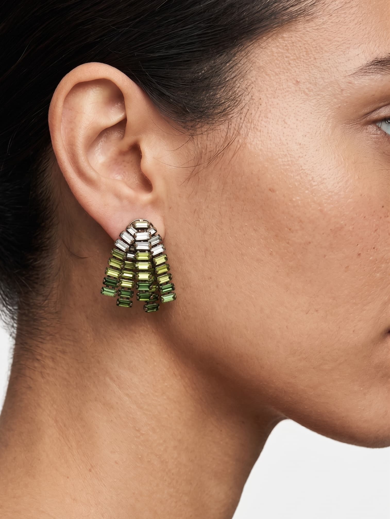 Mujer luciendo los pendientes "Bosque de Cristal", destacando su tamaño equilibrado y el brillo de los cristales verdes.