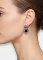 Vista de perfil del pendiente floral de Ciléa Paris colocado en una modelo, detallando su volumen tridimensional brillante y su proporción maxi.
