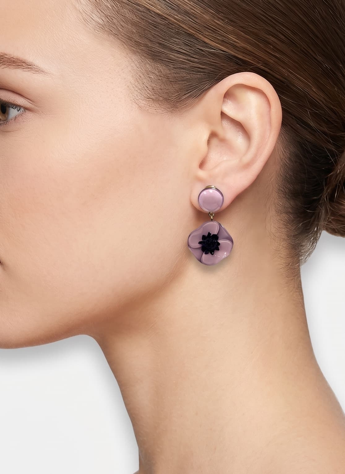 Vista de perfil del pendiente de amapola malva de Ciléa Paris colocado en una modelo, detallando el ajuste de su cierre de pinza y su escala elegante.
