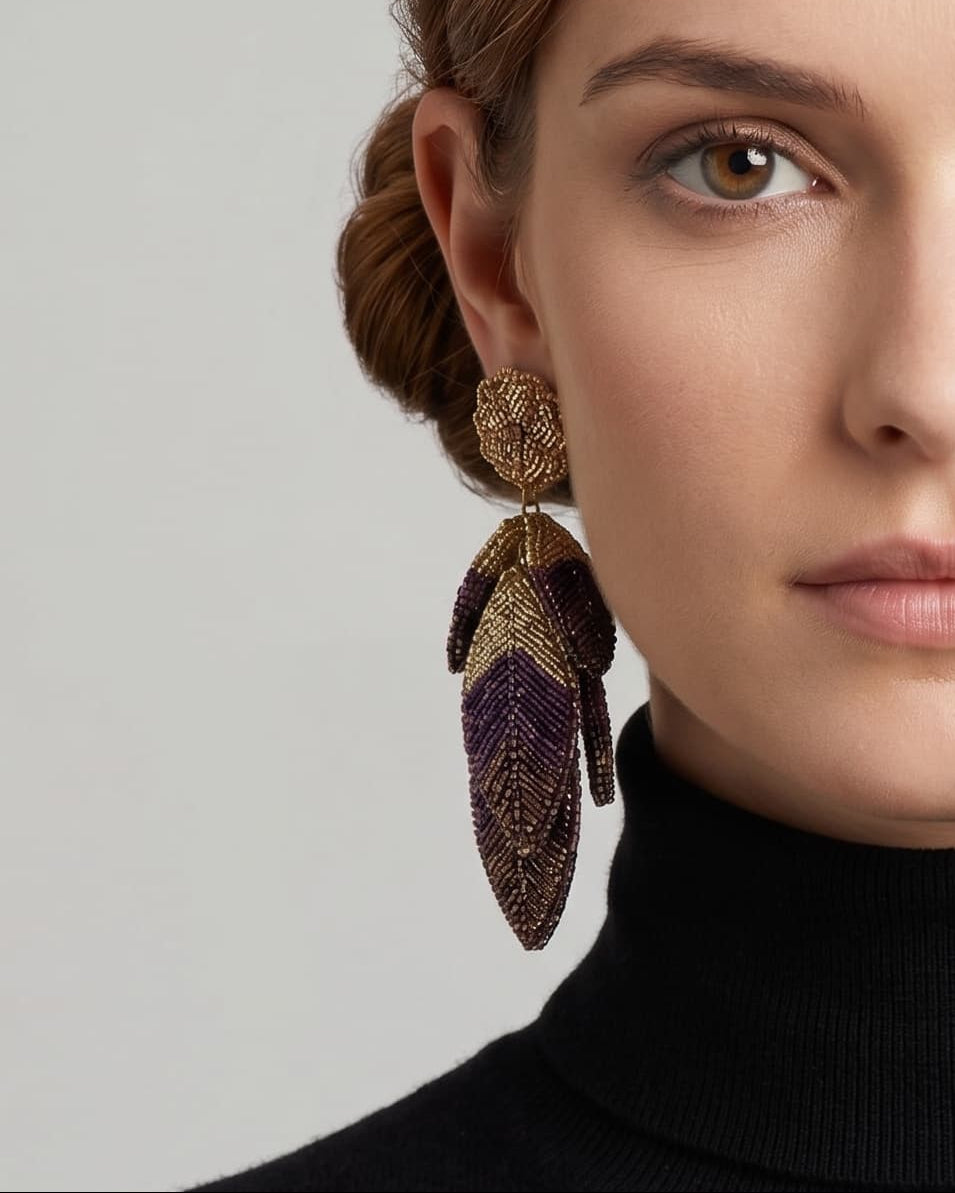 modelo luciendo los pendientes Feuille Violette, apreciando su caída estilizada y escala sobre la piel.