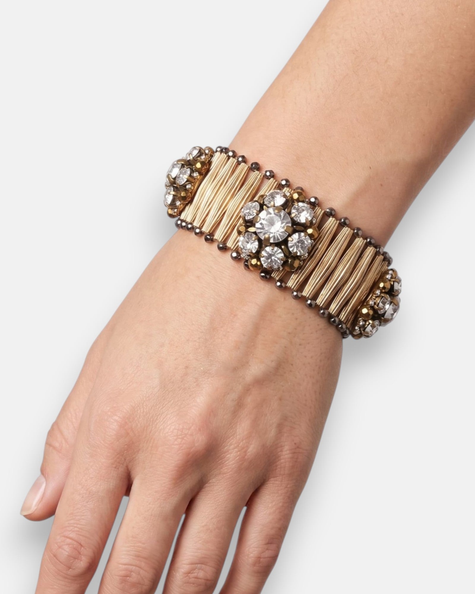 Mujer luciendo la pulsera "Brote Metálico" en la muñeca, destacando su diseño texturizado y movimiento fluido.