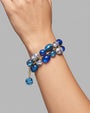 modelo luciendo la pulsera Galet Bleu en la muñeca, apreciando su volumen, ligereza y brillo sobre la piel.