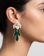 Primer plano lateral de mujer luciendo los pendientes "Iris", resaltando su diseño vertical y su inspiración botánica.