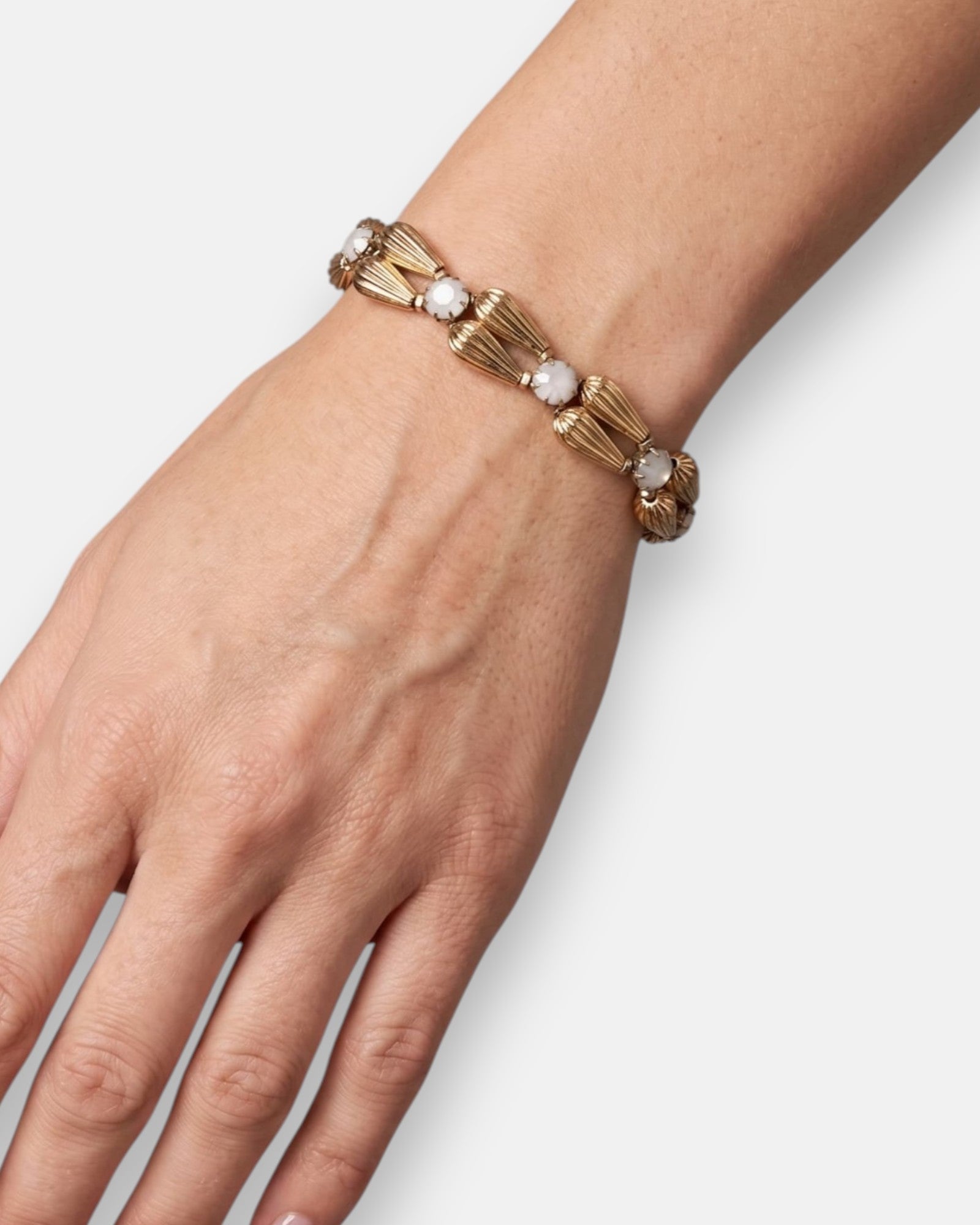 Vista de la pulsera "Gota de Oro" puesta en la muñeca, resaltando su diseño fino y delicado.