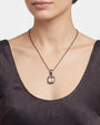 modelo luciendo el Collar Siena de Maria e Luisa sobre un escote oscuro, apreciando la caída de la cadena.