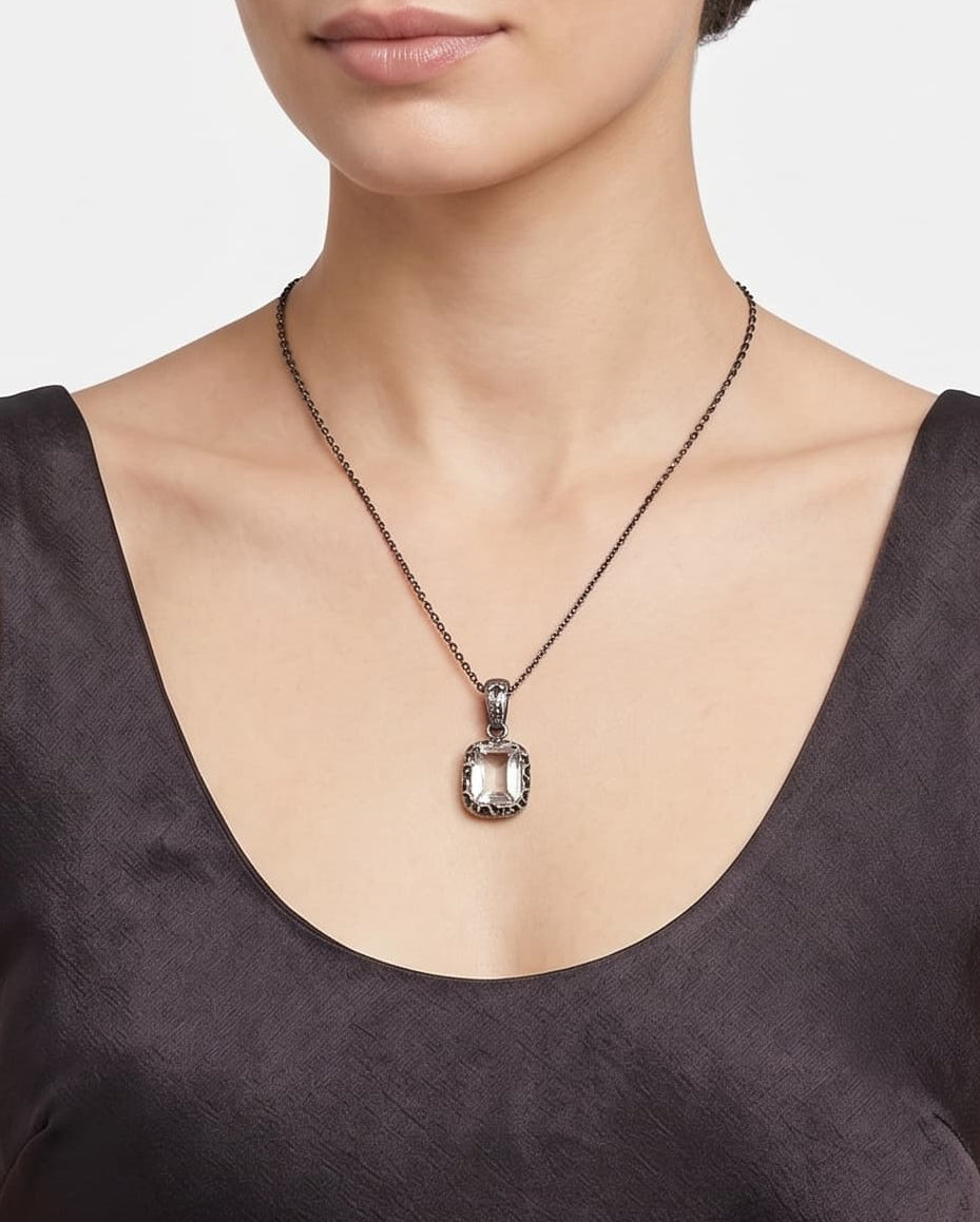 modelo luciendo el Collar Siena de Maria e Luisa sobre un escote oscuro, apreciando la caída de la cadena.
