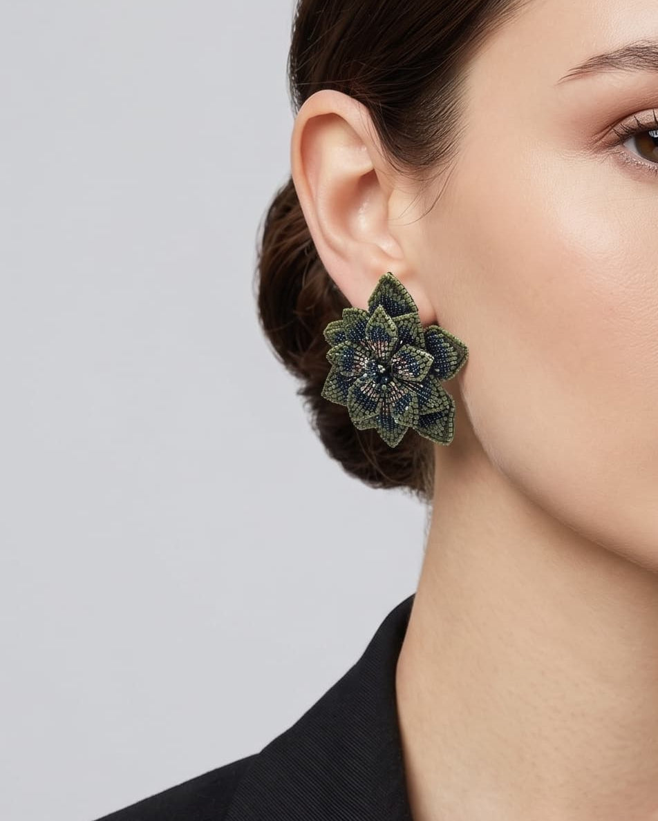 modelo luciendo los pendientes Fleur de Lotus Vert en las orejas, apreciando su forma floral tridimensional y ajuste elegante al lóbulo.