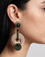 Mujer luciendo los pendientes "Órbita", resaltando su diseño geométrico vertical y su elegancia contemporánea.