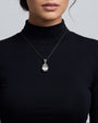 modelo luciendo el Collar Gota Celeste de Maria e Luisa sobre el pecho, apreciando la caída de la cadena.