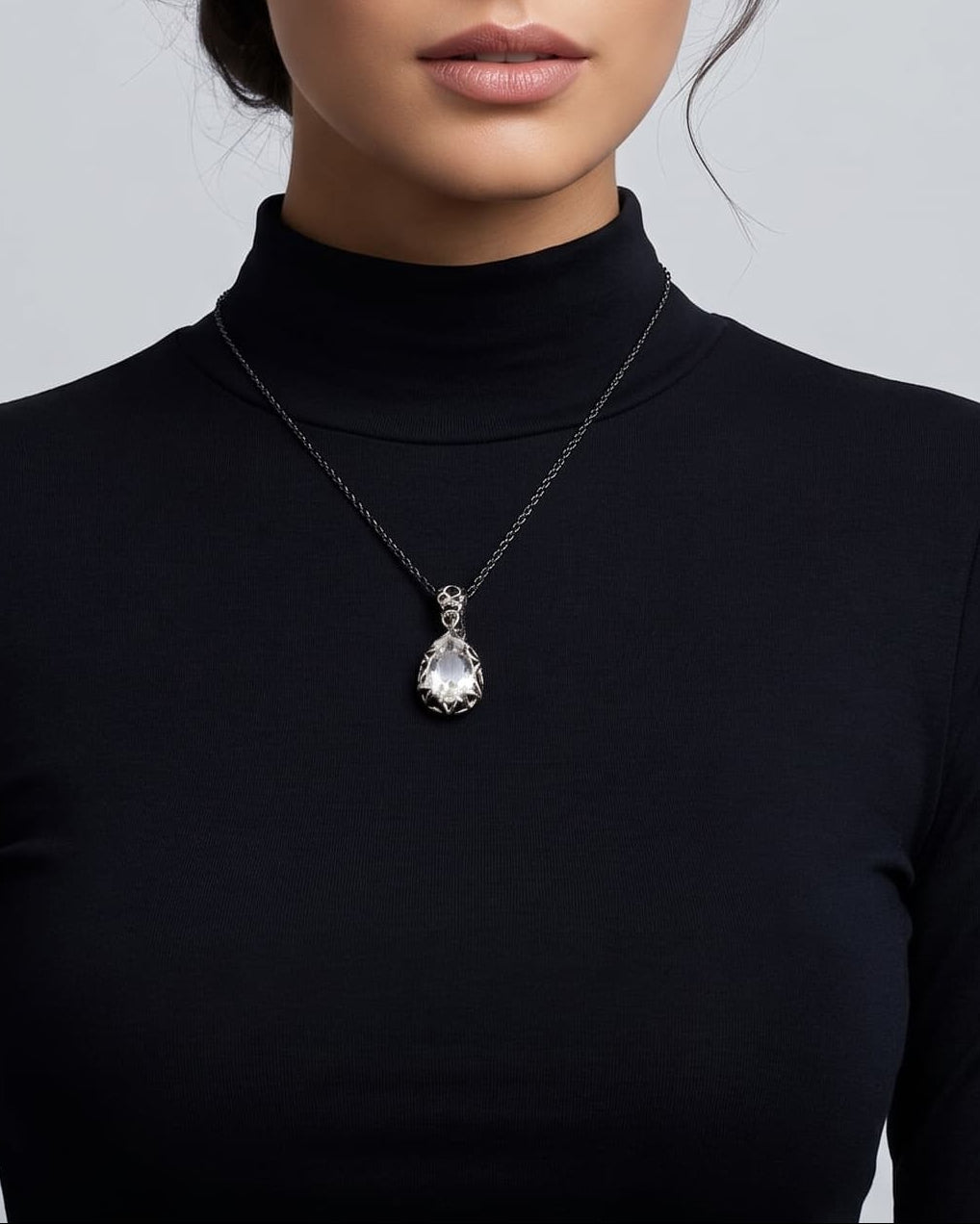 modelo luciendo el Collar Gota Celeste de Maria e Luisa sobre el pecho, apreciando la caída de la cadena.