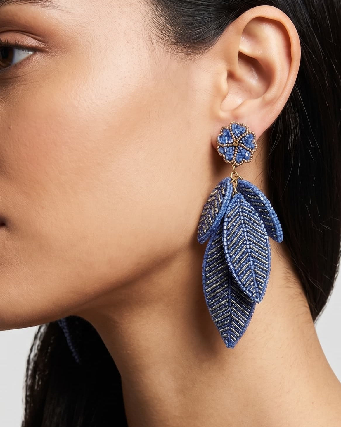 Primer plano lateral de mujer luciendo los pendientes "Bruma de Zafiro", resaltando su caída elegante y su brillo profundo.